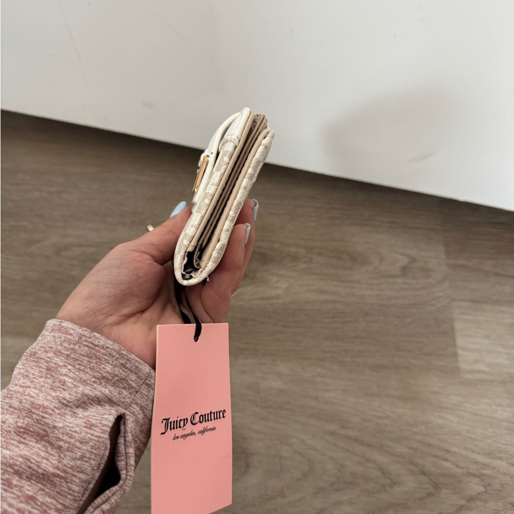 Juicy Couture Cream and Gold Wallet - Picture 5 of 8
